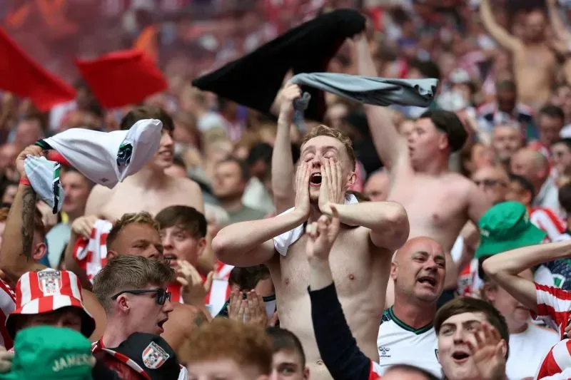 جماهير سندرلاند تحتفل بفوز فريقهم في نهائي الملحق، معبرة عن فرحتها بعد الصعود إلى الدوري الإنجليزي الممتاز لأول مرة منذ 2017.