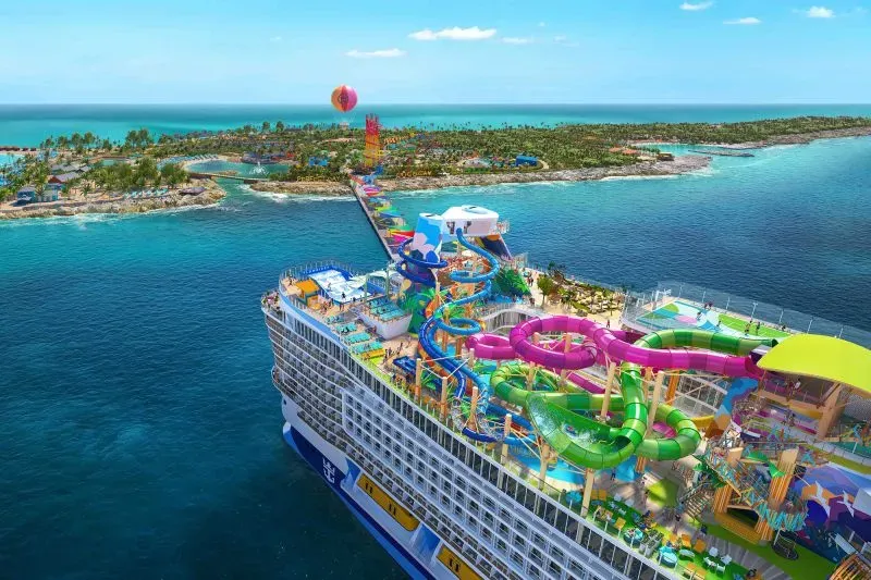 سفينة سياحية ضخمة تتزين بألوان زاهية وزلاجات مائية متعددة، تبحر في مياه زرقاء، تمثل أحدث الابتكارات في عالم الرحلات البحرية.
