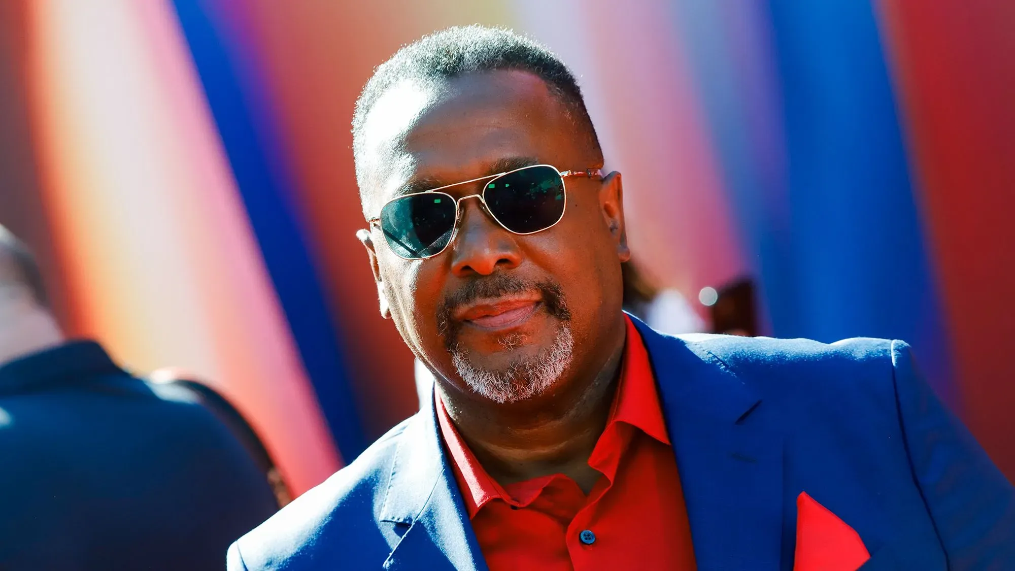 ويندل بيرس، الممثل المعروف بدوره في مسلسل "ذا واير"، يرتدي نظارات شمسية وبدلة زرقاء، يظهر في العرض الأول في هوليوود.