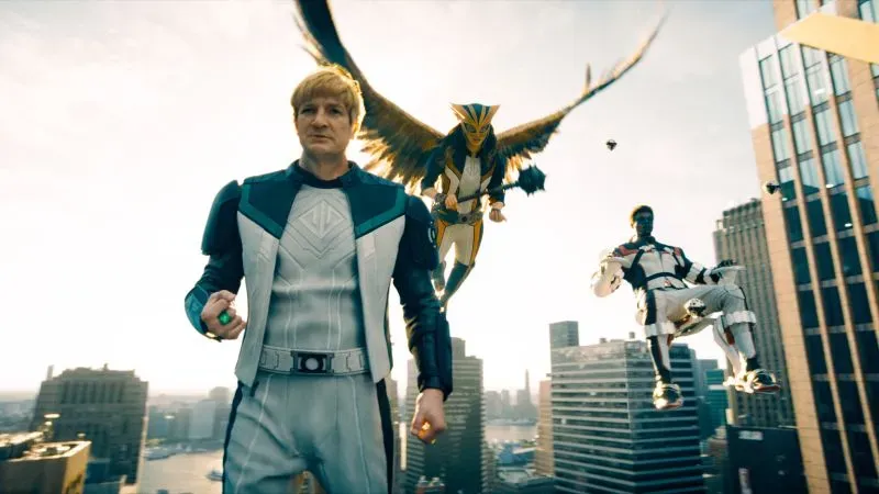 يظهر ناثان فيلون بشخصية غاي غاردنر في فيلم "سوبرمان" الجديد، مرتديًا زي الفانوس الأخضر، مع قصة شعر قصيرة وشقراء، في مشهد حضري مثير.