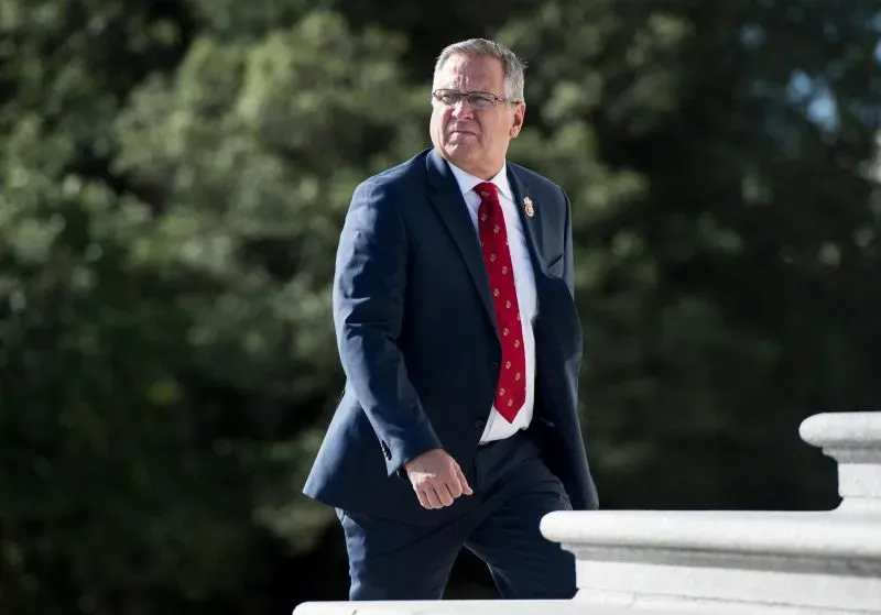 النائب مايك بوست يمشي خارج المحكمة العليا، حيث يستعد لاستئناف قرار بشأن فرز بطاقات الاقتراع الغيابية في إلينوي.