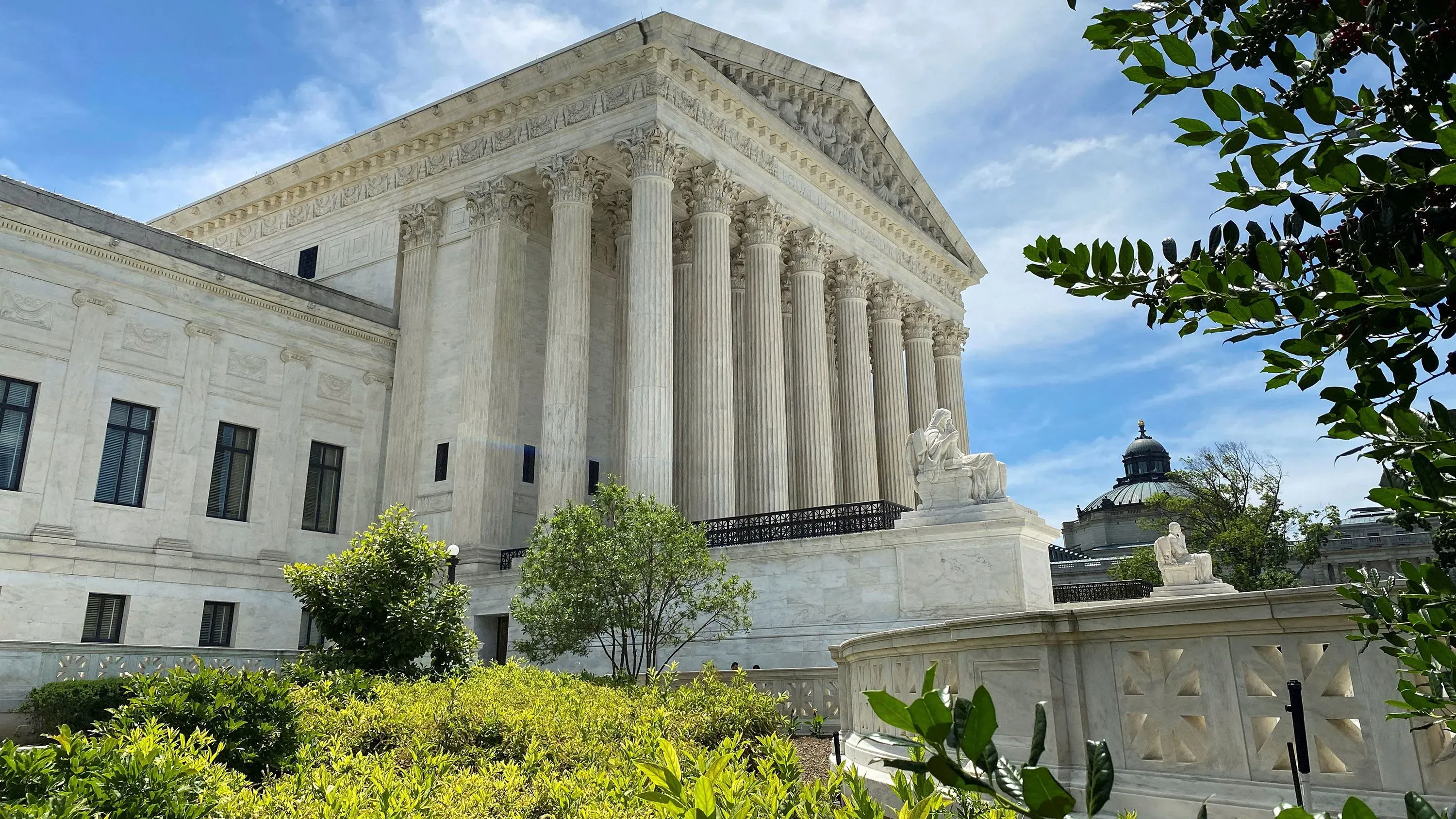 مبنى المحكمة العليا الأمريكية محاط بأشجار خضراء، حيث يمثل نقطة حاسمة في قضايا حقوق السجناء الدينية، مثل قضية دامون لاندور.