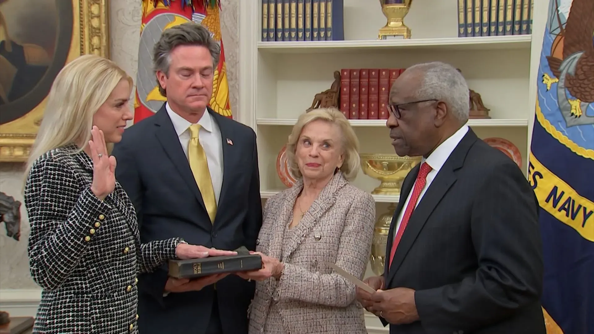 مراسم أداء اليمين القانونية في البيت الأبيض، حيث تظهر شخصيات بارزة في الحكومة الأمريكية أثناء لحظة رسمية.