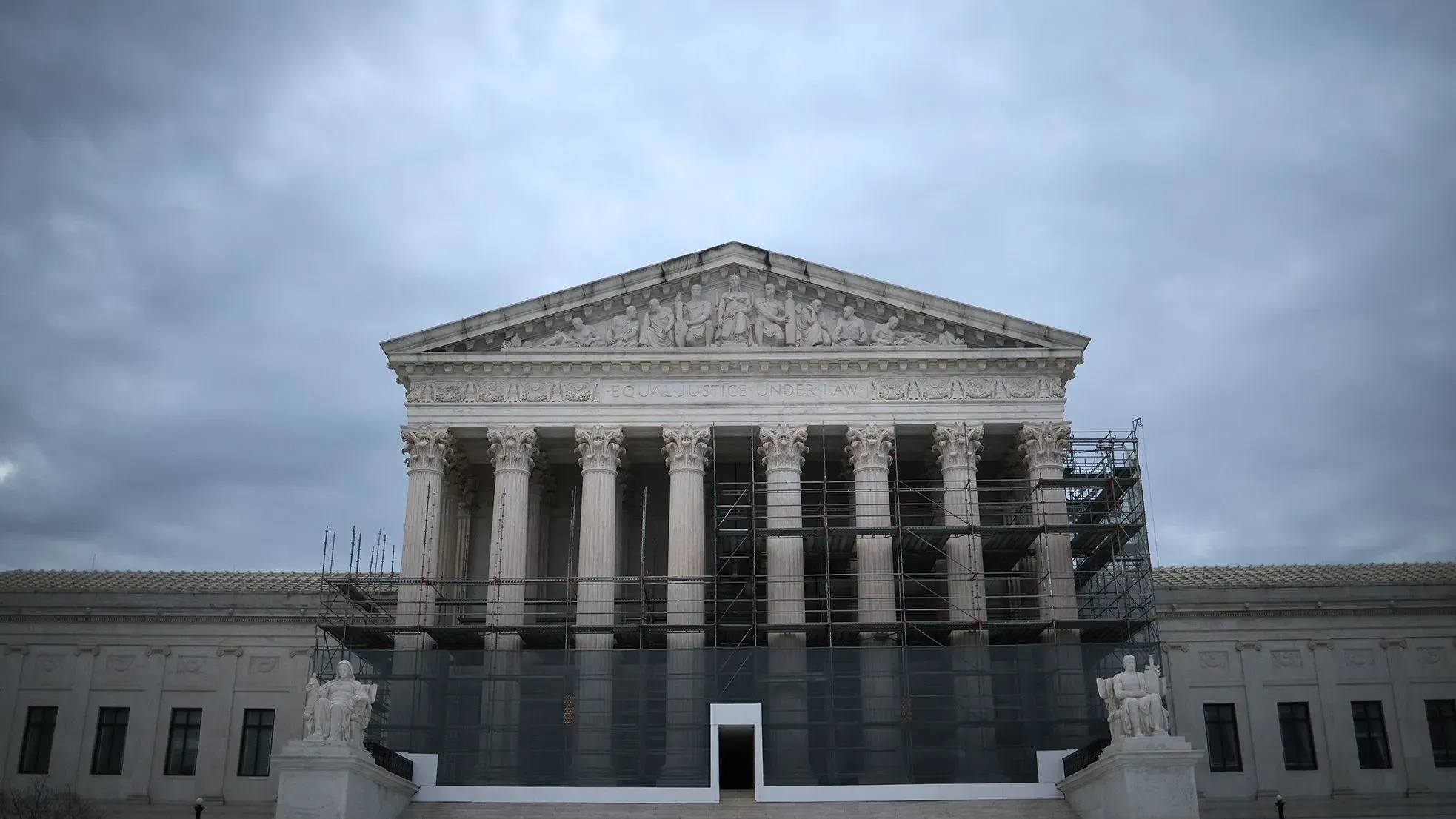 واجهة المحكمة العليا الأمريكية مع أعمال ترميم، تظهر الأعمدة الكلاسيكية والسقالات، تعكس جهود تحسين الوصول إلى الإنترنت في المجتمعات الريفية.