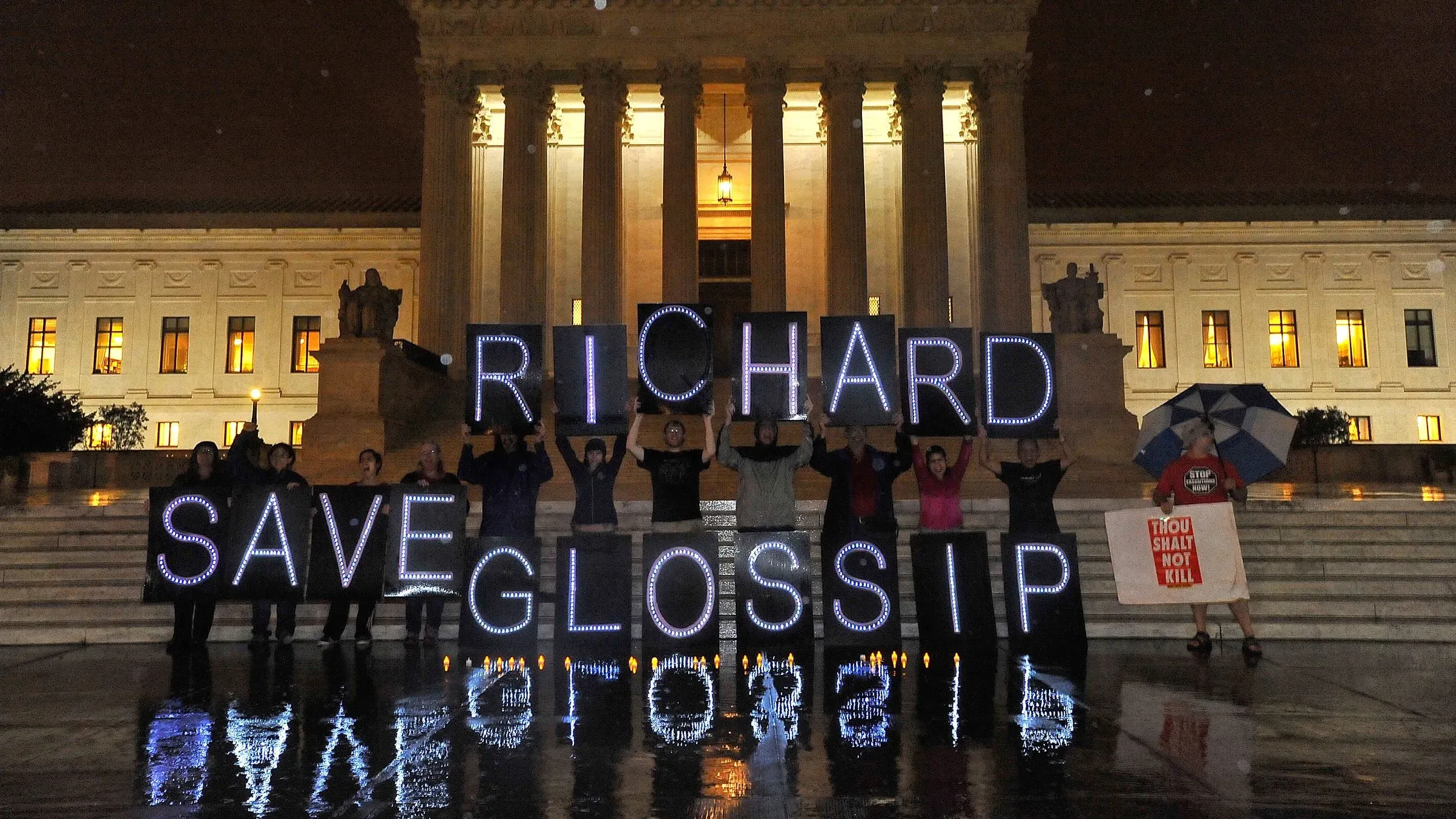 تجمع نشطاء أمام المحكمة العليا حاملين لافتات مضيئة تطالب بإنقاذ ريتشارد جلوسيب، في سياق استئنافه ضد حكم الإعدام.