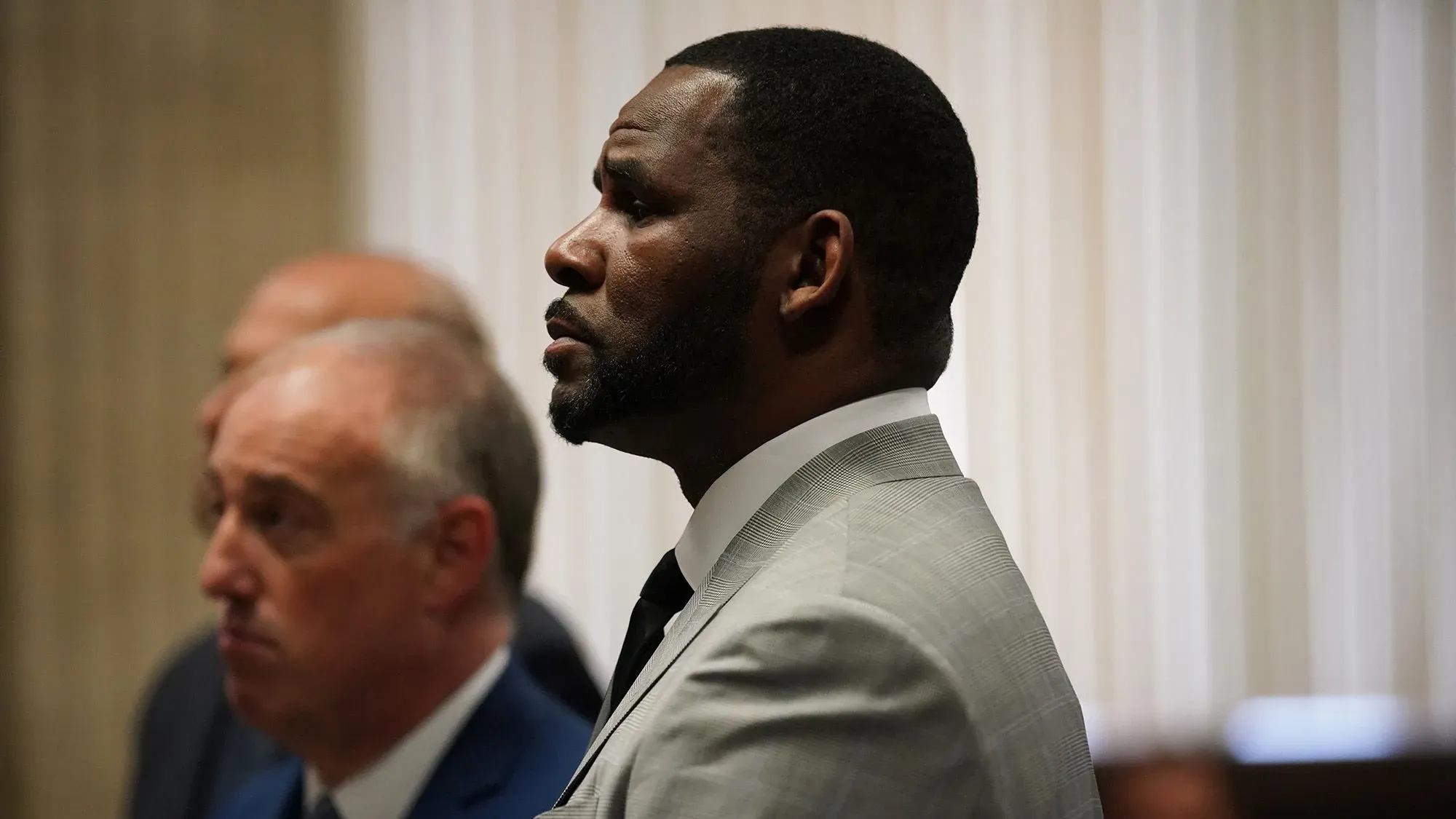 آر كيلي، الفنان الحائز على جائزة جرامي، يظهر أثناء جلسة استماع قانونية، حيث يناقش استئنافه ضد إدانته بالابتزاز والاتجار بالجنس.