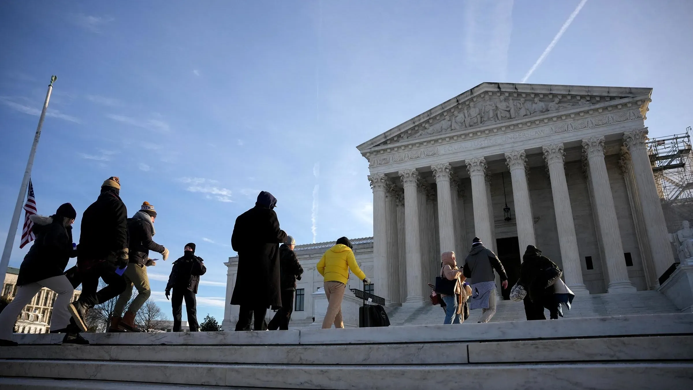 المتظاهرون يتجهون نحو المحكمة العليا في الولايات المتحدة، حيث يناقشون قضايا قانونية مهمة تتعلق بإقالات المسؤولين.