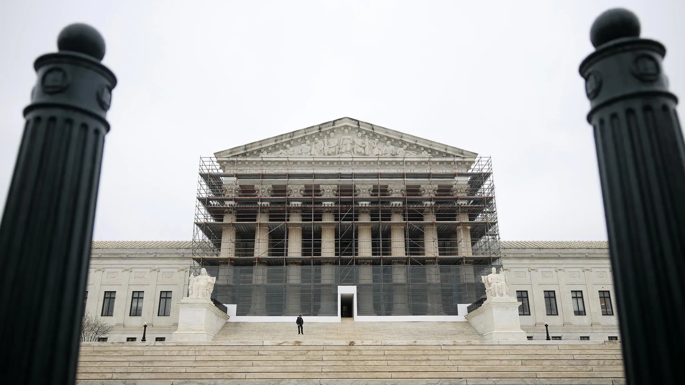 المحكمة العليا الأمريكية محاطة بسقالات، مع شخص واحد يقف على الدرج، في سياق دعوى قضائية تتعلق بمداهمة خاطئة من قبل مكتب التحقيقات الفيدرالي.