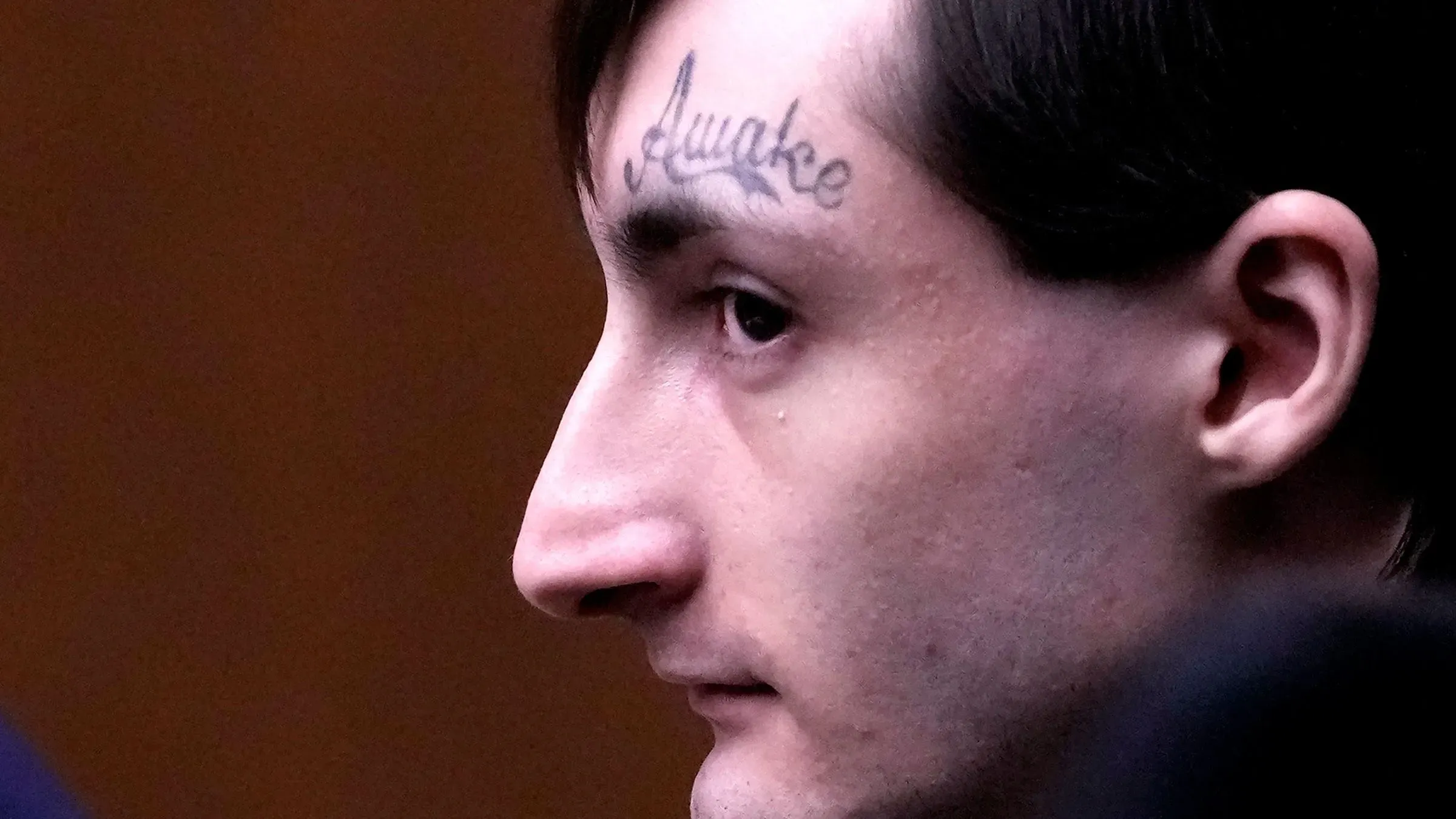 روبرت كريمو الثالث، المدان بإطلاق النار في موكب عيد الاستقلال، يظهر في المحكمة مع وشم "Awake" على جبهته، في جلسة النطق بالحكم.