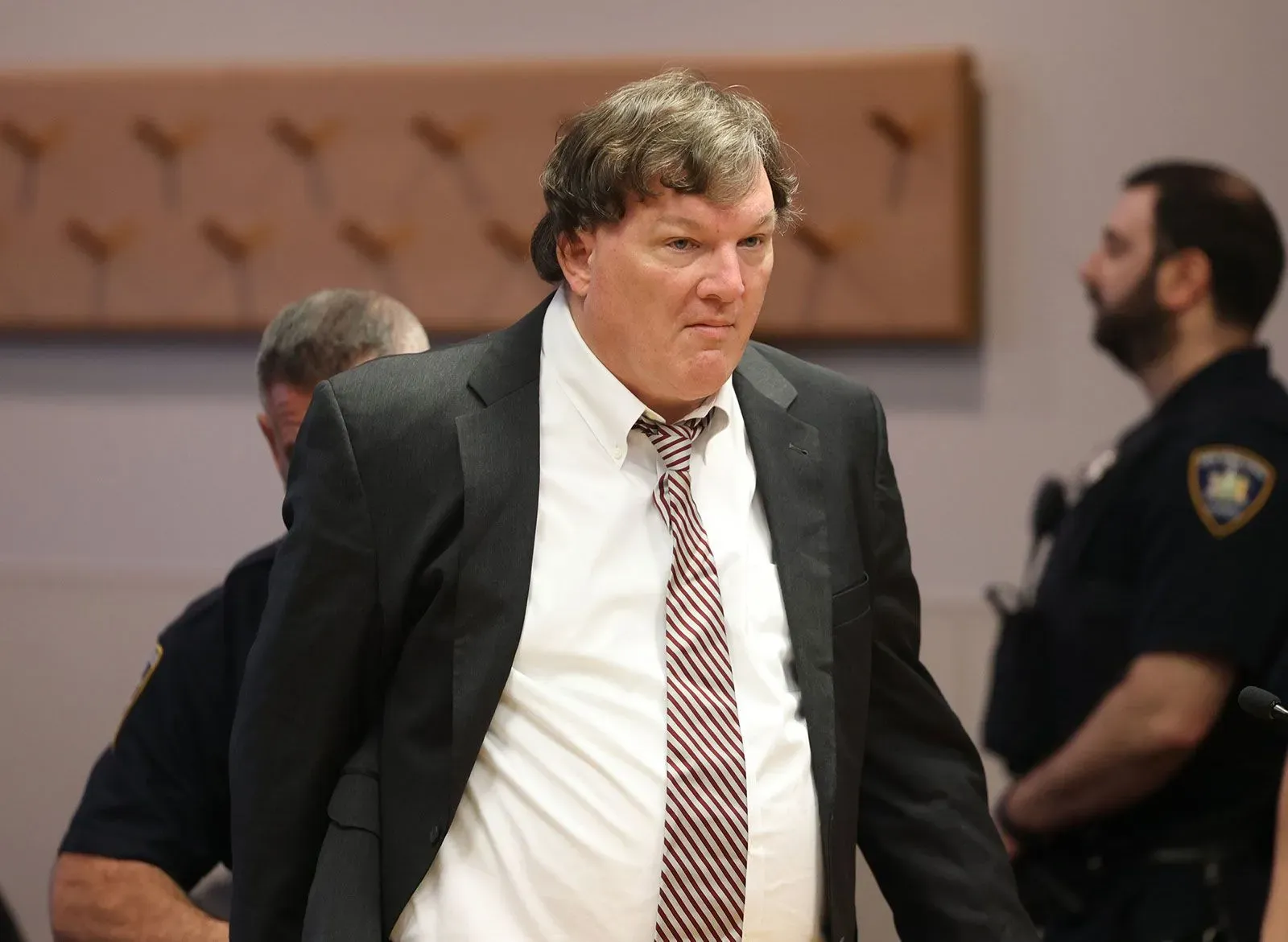 رجل يرتدي بدلة رسمية يتواجد في قاعة المحكمة، حيث يُعقد جلسة محاكمته في قضية جرائم القتل المتسلسلة في لونغ آيلاند.