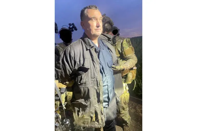 تم القبض على فانس بولتر، المشتبه به في اغتيال مشرعين في مينيسوتا، وهو في الحجز بعد مطاردة استمرت يومين.