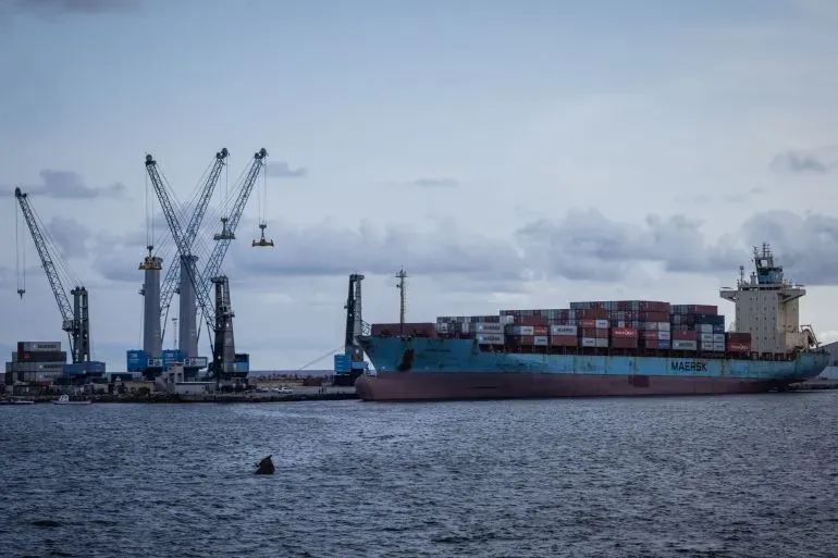 سفينة شحن تحمل حاويات في ميناء، تظهر الرافعات خلفها، تعكس نشاط الملاحة البحرية في ظل مخاوف من عودة القرصنة قبالة سواحل الصومال.