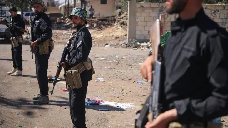 عناصر من قوات الأمن السورية يقفون في حالة تأهب في مدينة السويداء، بعد إعلان وقف الاشتباكات مع المقاتلين البدو.