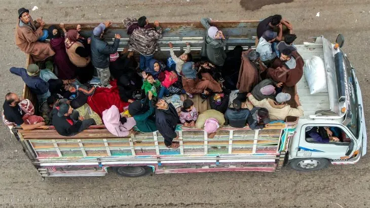 إجلاء عائلات بدوية من السويداء إلى درعا، حيث يتواجد عدد من الأشخاص في شاحنة مفتوحة، وسط جهود لوقف إطلاق النار.