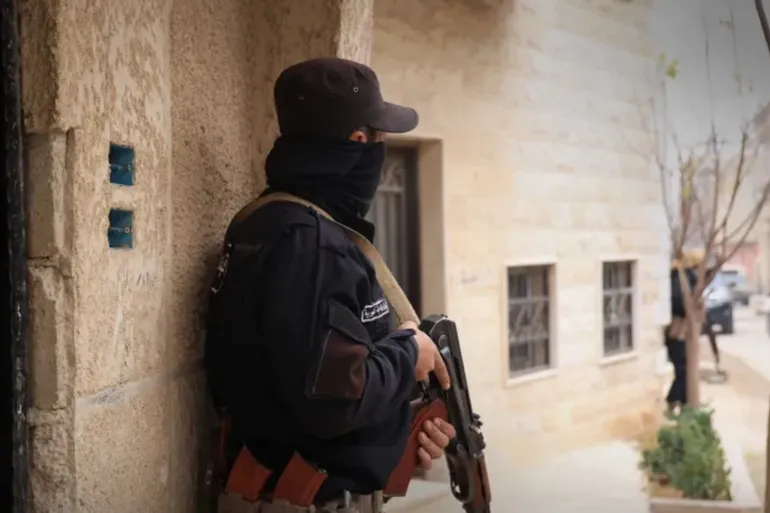 شعار قناة الجزيرة مع عبارة "أخبار عاجلة"، يعكس إعلان وزارة الداخلية السورية عن اعتقال طه الزعبي، القيادي في داعش.