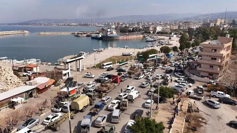 ازدحام مروري في مدينة ساحلية سورية، مع وجود تعزيزات عسكرية ومركبات على الطريق، وسط أجواء توتر بعد اشتباكات بين قوات الأمن وأنصار الأسد.