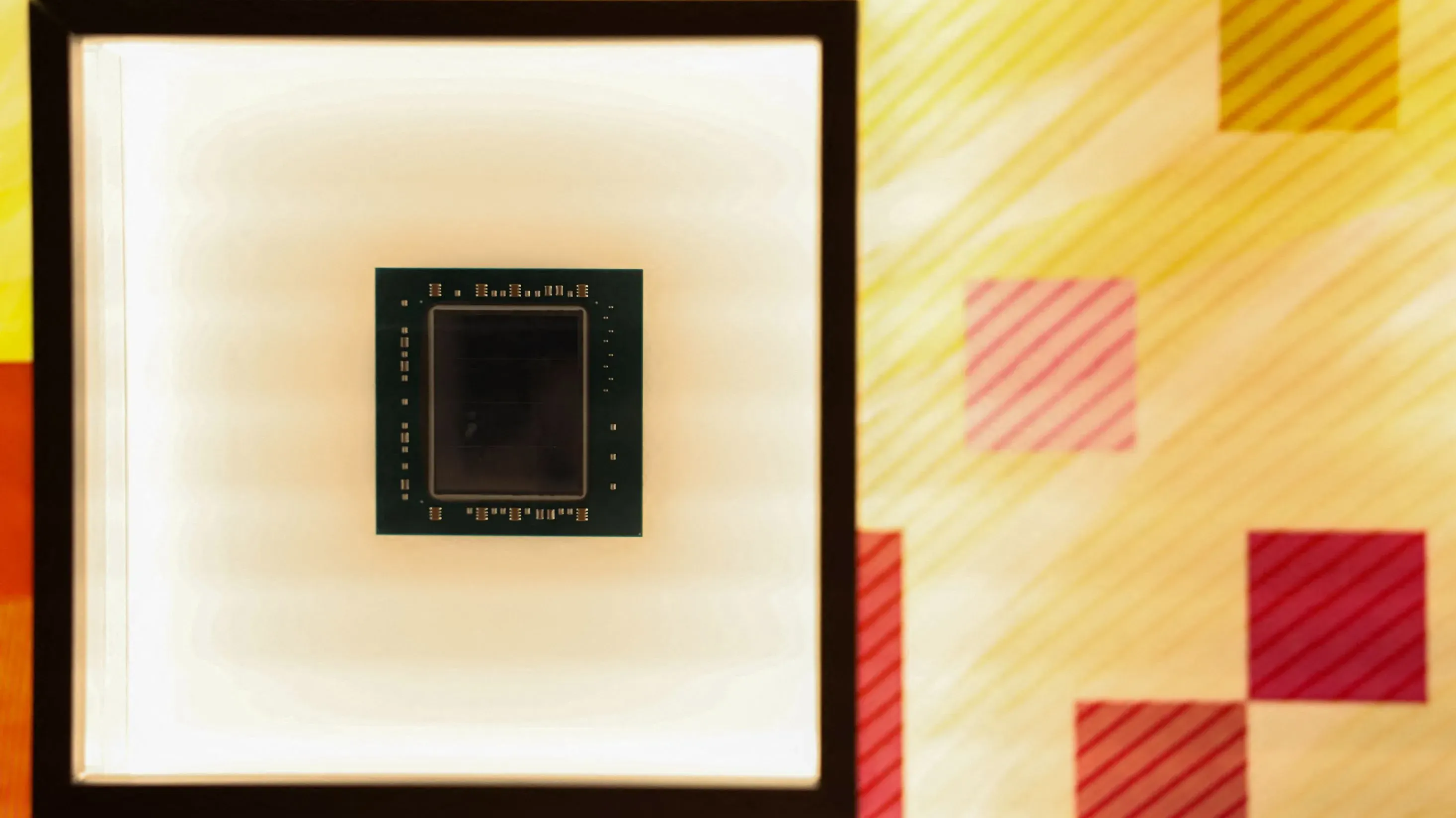 شريحة معالج موضوعة على قاعدة مضاءة، تمثل صناعة أشباه الموصلات في تايوان، مع إمكانية تأثرها برسوم ترامب الجمركية.