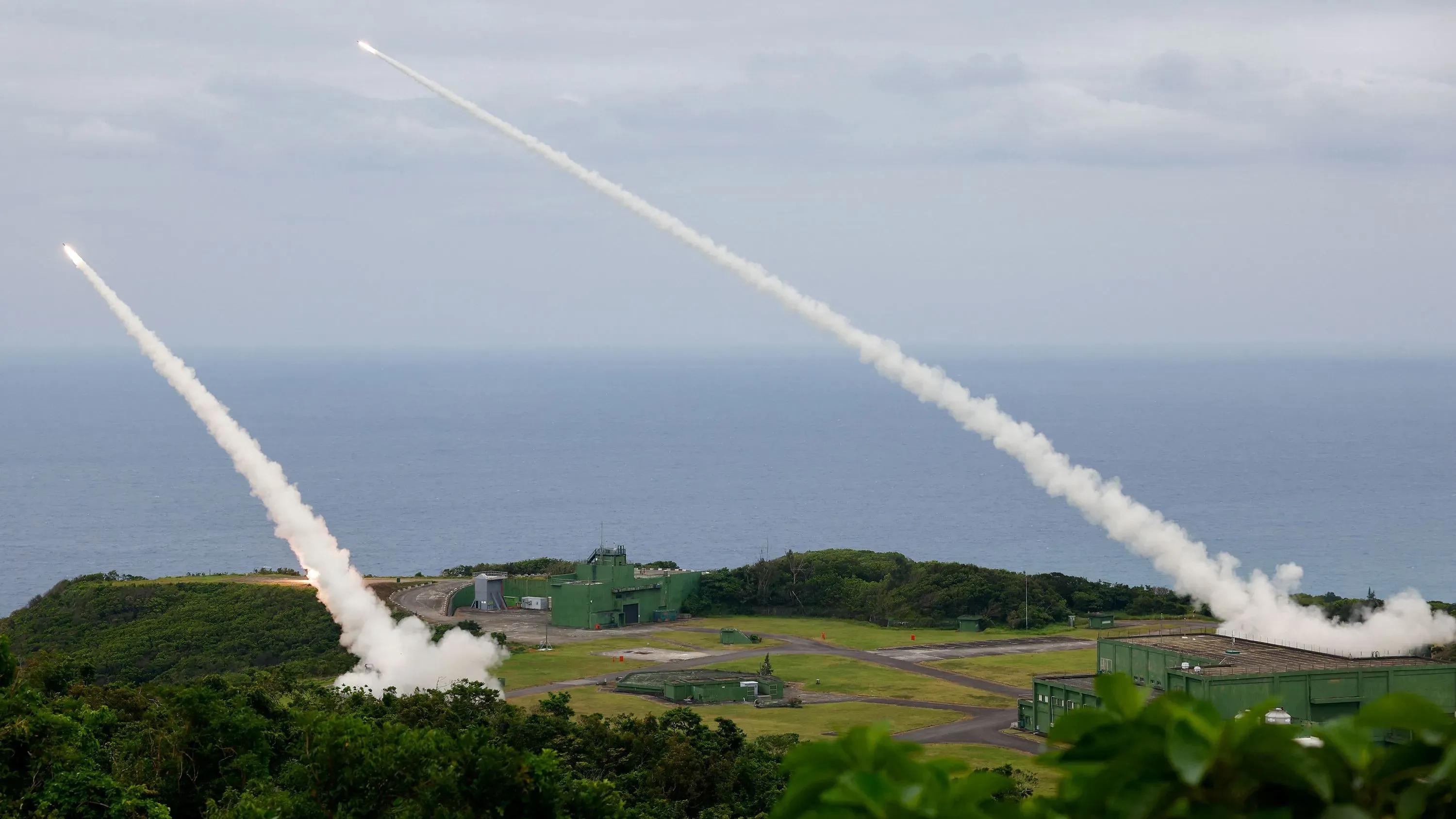 اختبار تايوان لصواريخ HIMARS الجديدة، مع إطلاق صواريخ من قاعدة ساحلية، وسط توترات عسكرية مع الصين.