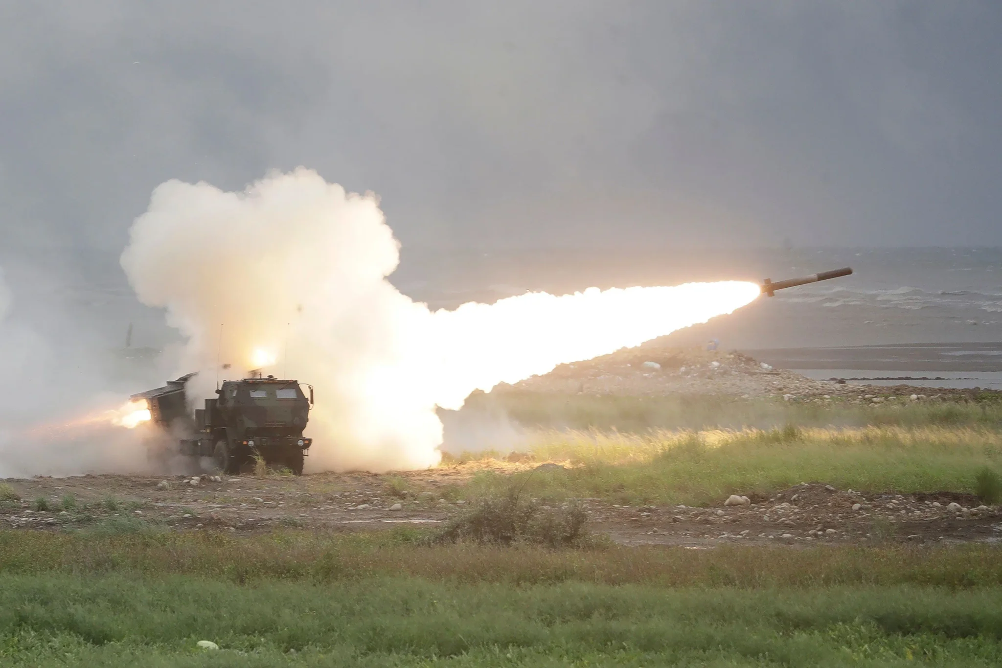 إطلاق صاروخ من منظومة HIMARS الأمريكية على الساحل الغربي لتايوان، خلال تدريبات عسكرية تحاكي التصدي لغزو صيني محتمل.