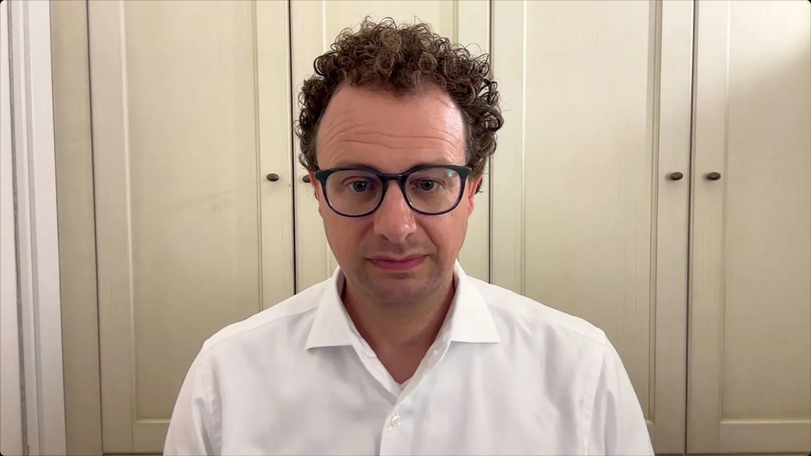 داريو أمودي، الرئيس التنفيذي لشركة أنثروبيك، يتحدث عن تأثير الذكاء الاصطناعي على وظائف ذوي الياقات البيضاء وارتفاع معدلات البطالة.