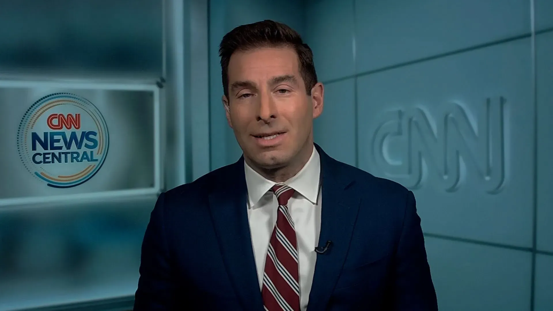 مراسل CNN يتحدث في استوديو أخبار مركزي، مع شعار الشبكة خلفه، في سياق مناقشة حول قضايا قانونية تتعلق بإجراءات الترحيل.