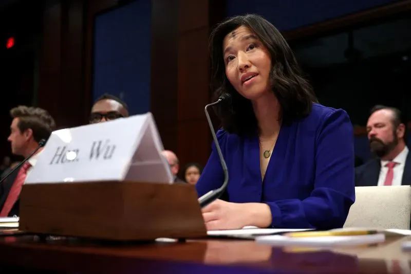 عمدة بوسطن ميشيل وو تتحدث خلال جلسة استماع في الكونغرس حول سياسات مدن الملاذ الآمن تجاه المهاجرين، مع وجود مسؤولين آخرين في الخلفية.