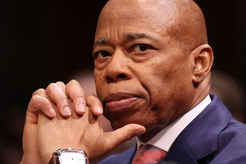 عمدة نيويورك إريك آدامز خلال جلسة استماع حول سياسات مدن الملاذ الآمن، مع التركيز على قضايا الهجرة والتعاون مع السلطات.