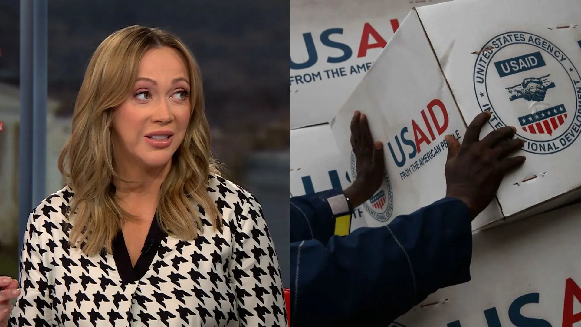 امرأة تتحدث في استوديو، مع صندوق مساعدات يحمل شعار الوكالة الأمريكية للتنمية الدولية (USAID) في الخلفية، تعكس قضايا قانونية حول سلطة ترامب.