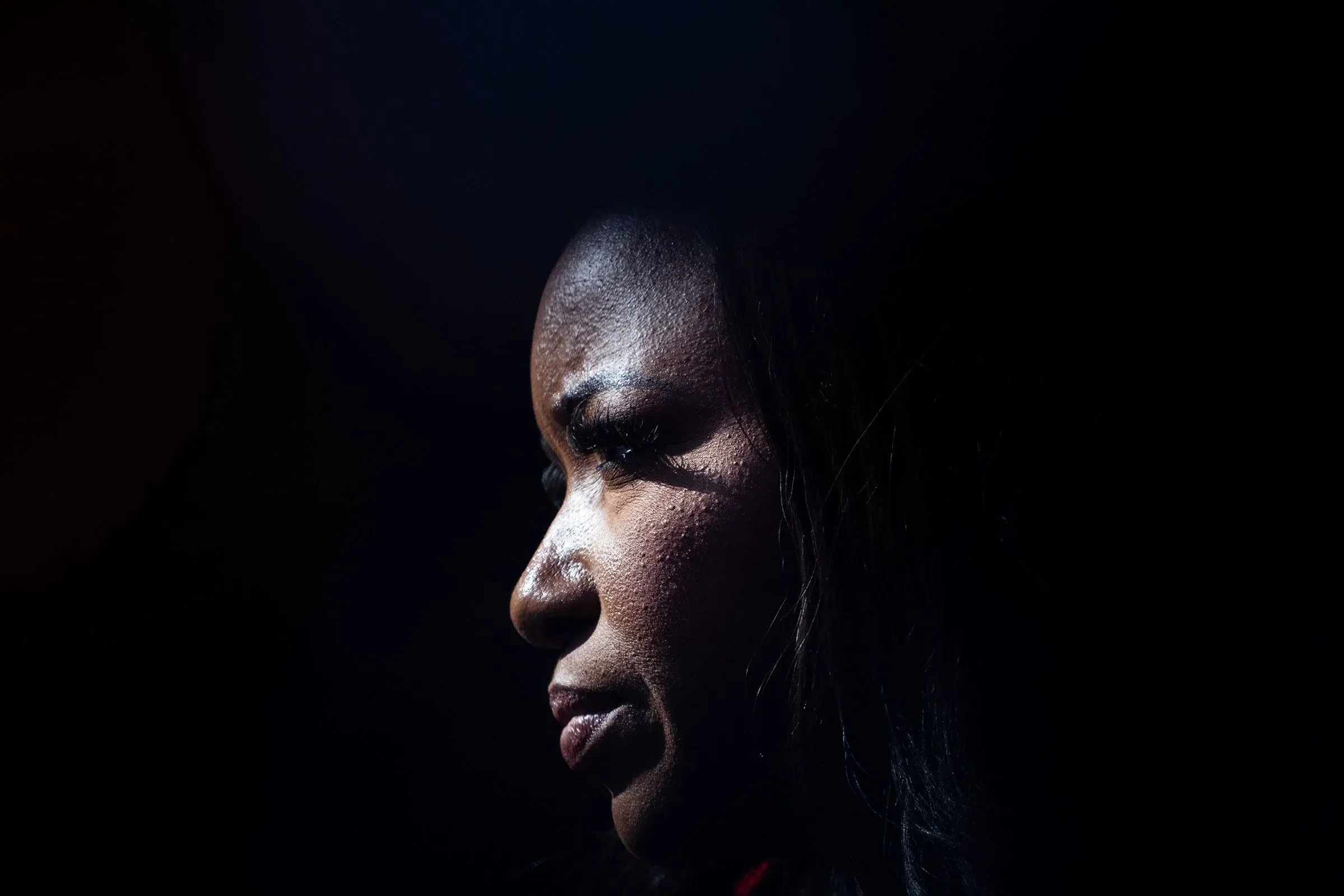 صورة لامرأة ذات ملامح قوية، تعكس التركيز والعزم، في سياق الانتخابات التمهيدية الديمقراطية في تكساس.