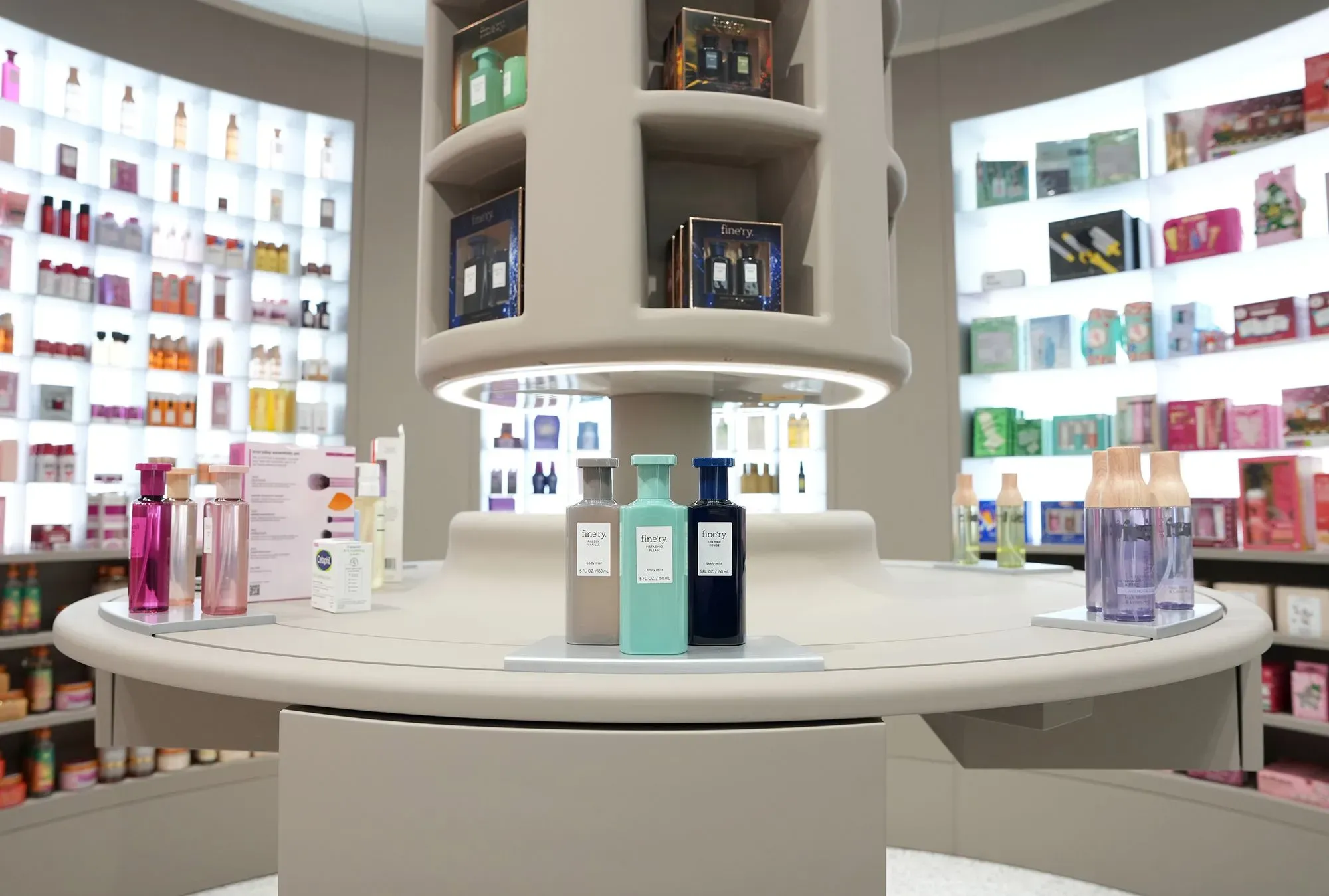 عرض لمجموعة من زجاجات العطور ومستحضرات التجميل في متجر تارغت بسوهو، مع تصميم عصري وألوان جذابة تعكس تحديث العلامة التجارية.