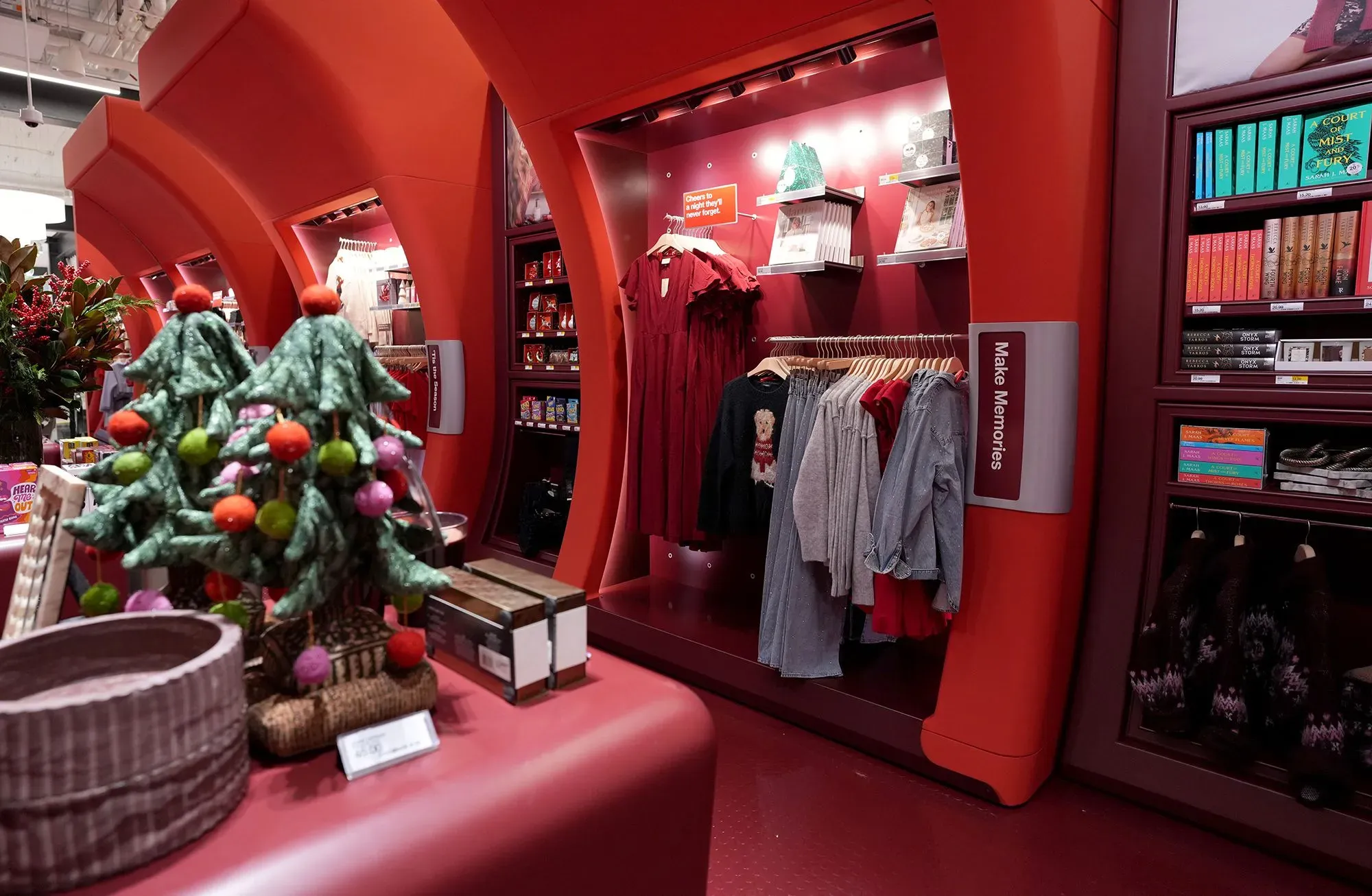 متجر تارغت في سوهو يعرض تصاميم أنيقة مع ملابس جديدة وأكسسوارات، ويعكس التوجه نحو تجربة تسوق مبتكرة وعصرية.