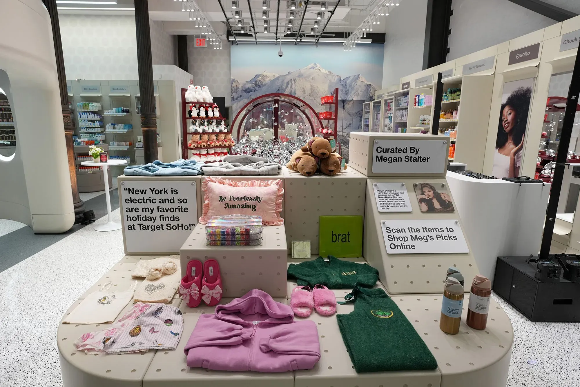 عرض لمتجر تارجت في سوهو، نيويورك، مع مجموعة من الملابس والأدوات التجميلية، يعكس التصميم العصري والتركيز على تجربة التسوق.