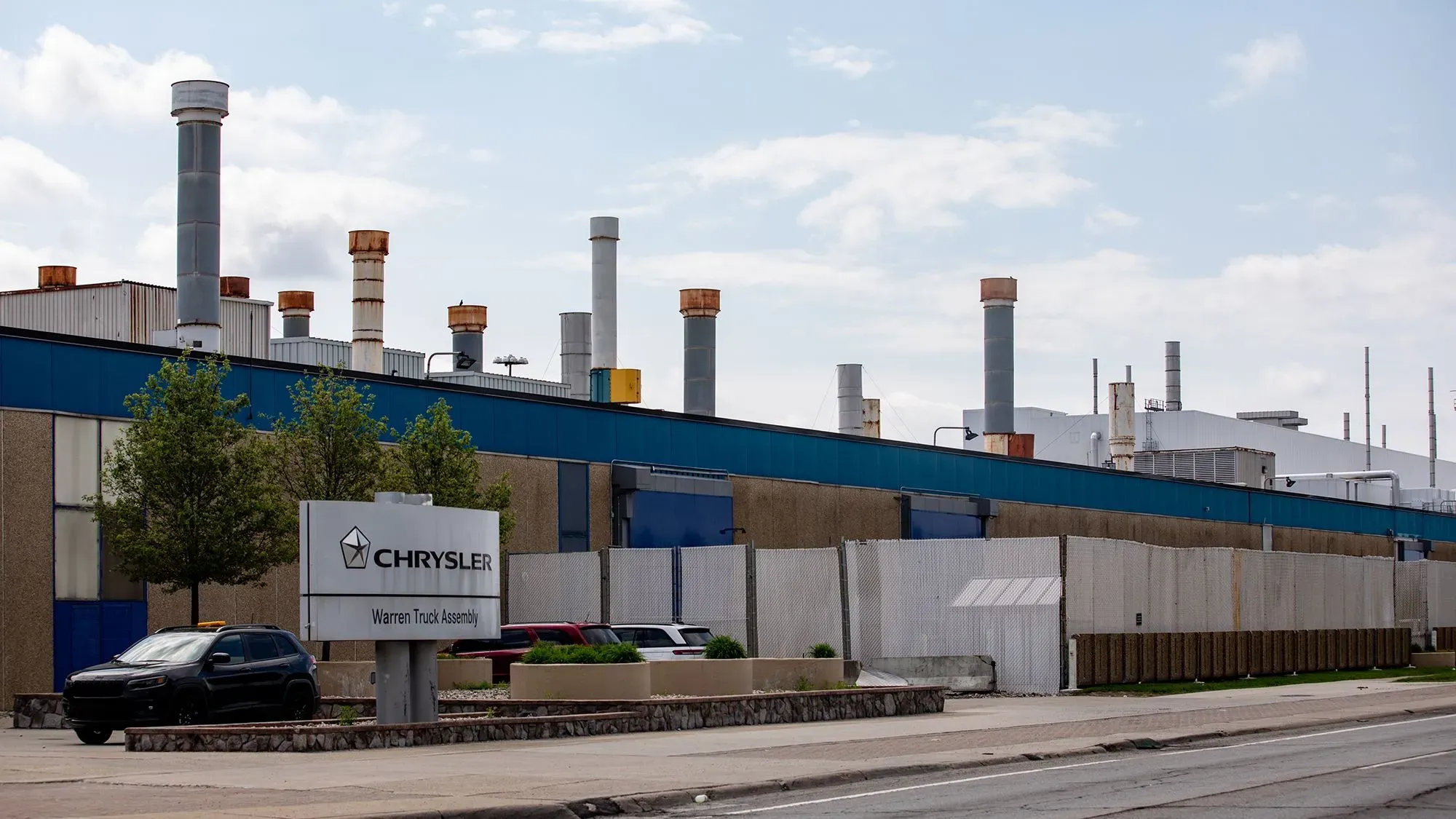 مبنى مصنع تجميع شاحنات كرايسلر في وارن، ميشيغان، حيث تأثر الإنتاج بسبب التعريفات الجمركية، مما يؤدي لتسريح مؤقت للعمال.