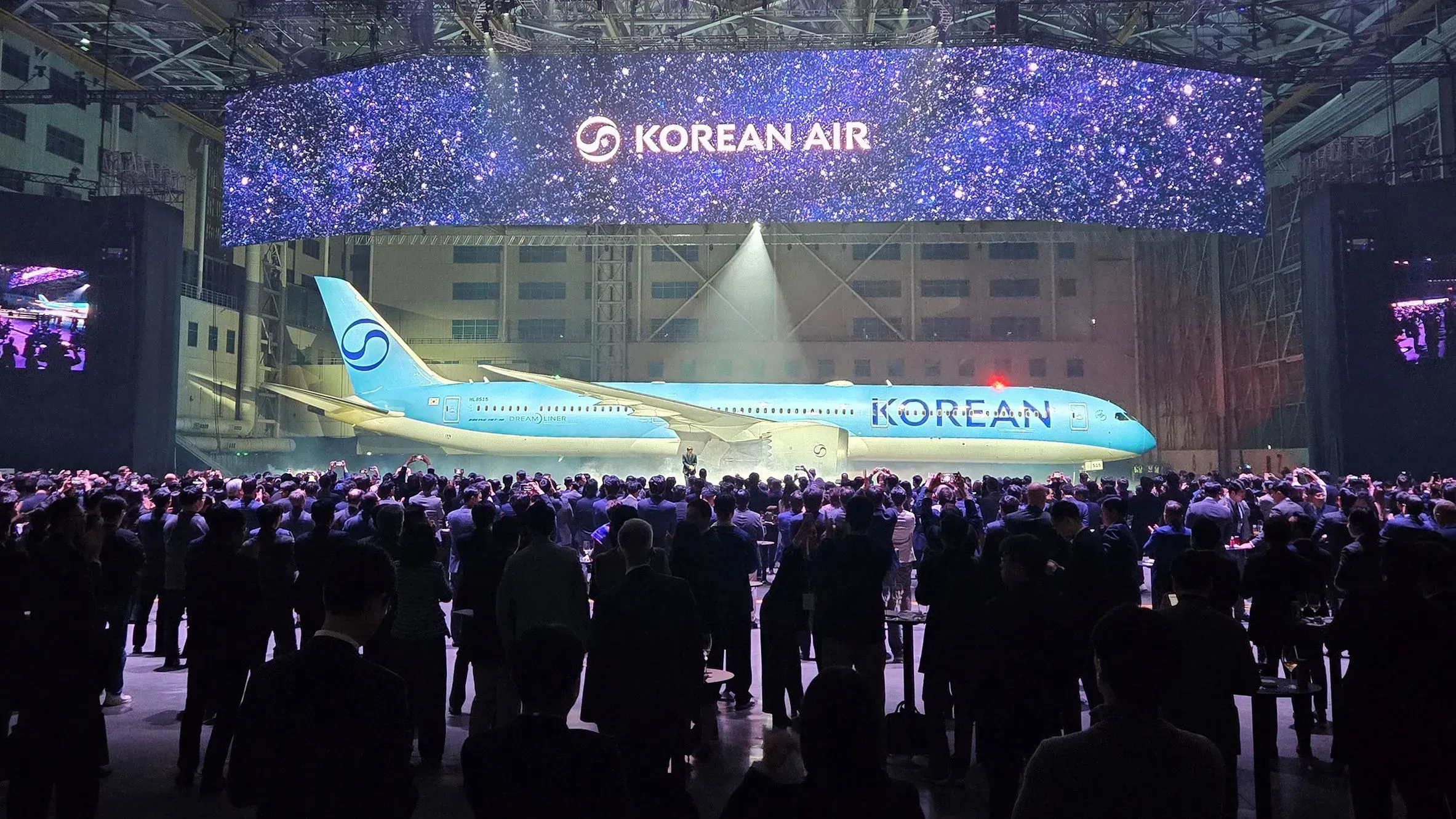إطلاق طائرة جديدة لشركة الخطوط الجوية الكورية، مع حشد كبير من الحضور في حدث مميز، تحت شعار الشركة.