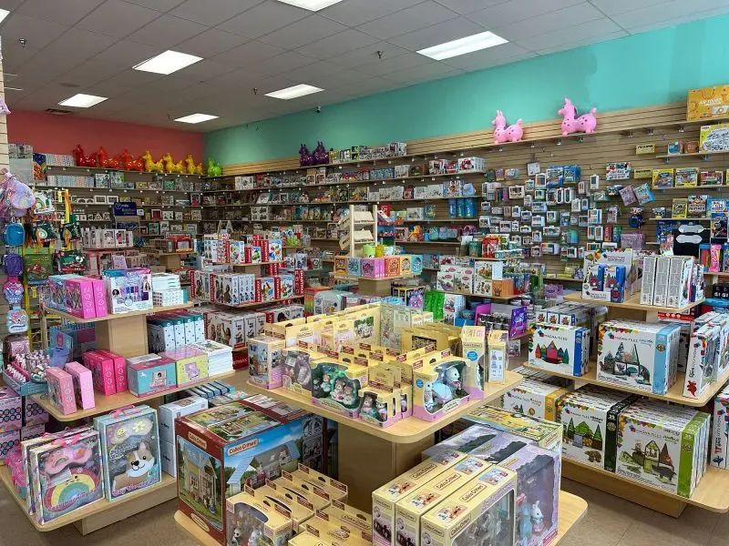 متجر مودرن ناتشورال بيبي يعرض مجموعة متنوعة من معدات الأطفال والألعاب، وسط قلق الآباء من ارتفاع الأسعار ونقص المخزون بسبب التعريفات الجمركية.