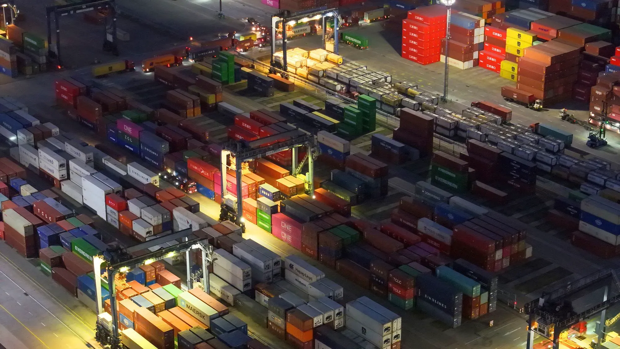 حاويات شحن ملونة في ميناء ليلي، تمثل تأثير الرسوم الجمركية الجديدة على الواردات الصينية والاقتصاد الأمريكي.