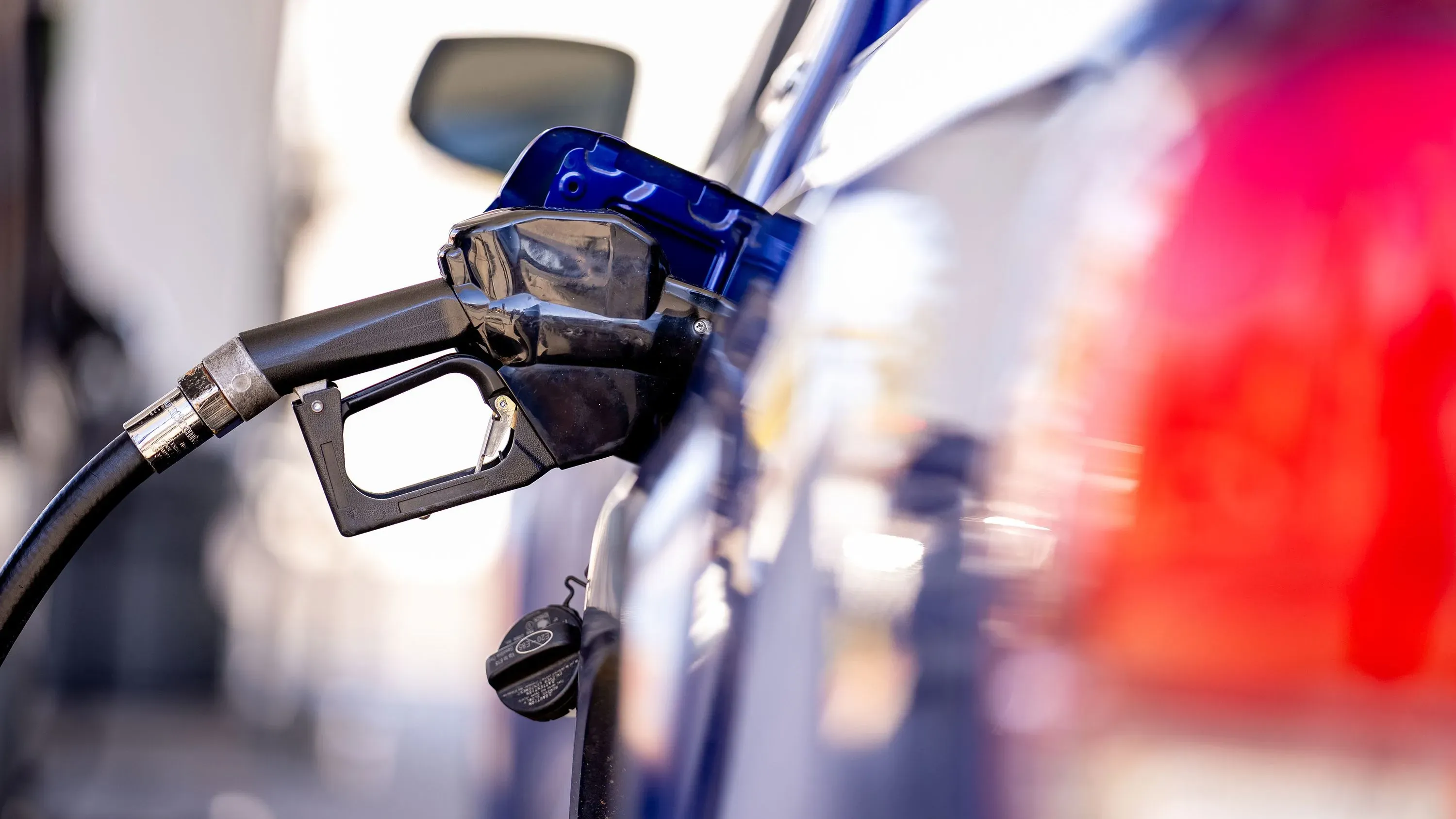 تظهر الصورة مضخة وقود متصلة بسيارة، مما يعكس تأثير الرسوم الجمركية الأمريكية على أسعار الوقود الكندية.