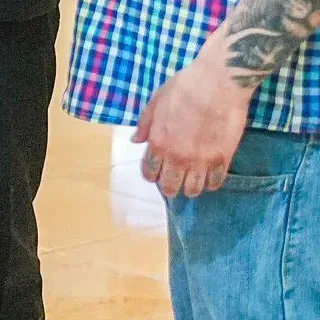 تظهر الصورة يد كيلمار أبريغو غارسيا مع وشوم على الأصابع تشمل صليبًا وجمجمة ووجهًا مبتسمًا، مما يثير الجدل حول دلالاتها.