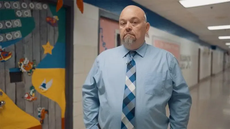 مدير مدرسة في مقاطعة بيل، يعبر عن قلقه بشأن تأثير تخفيض التمويل الفيدرالي على التعليم والطلاب في مجتمعه.