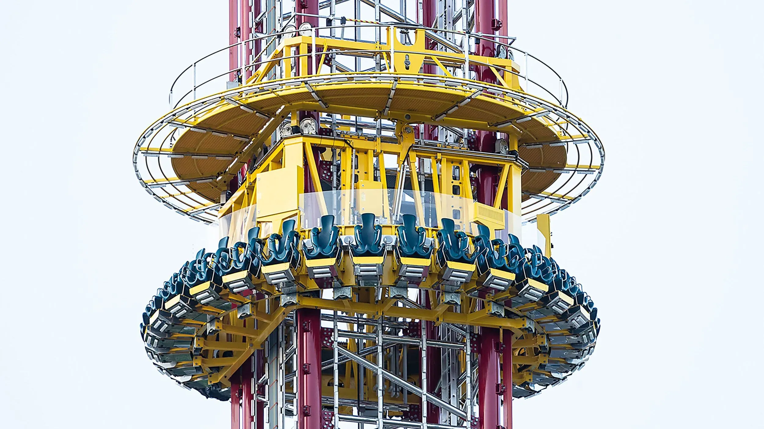 لعبة السقوط الحر في أورلاندو، تظهر الهيكل المعدني والألوان الزاهية، مع مقاعد متصلة، وسط مخاوف من سلامة الركاب.