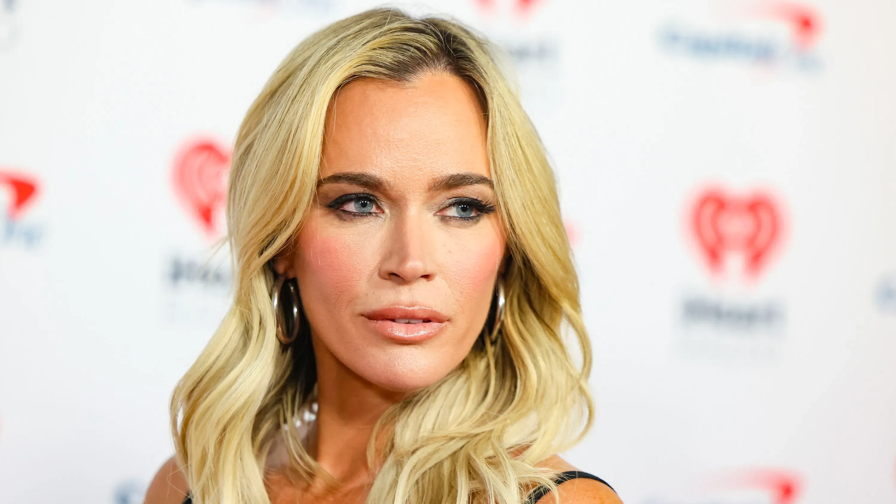 تيدي ميلينكامب تظهر في حدث، تعبر عن إيجابيتها رغم تشخيصها بسرطان الجلد وأورام في الدماغ والرئتين.