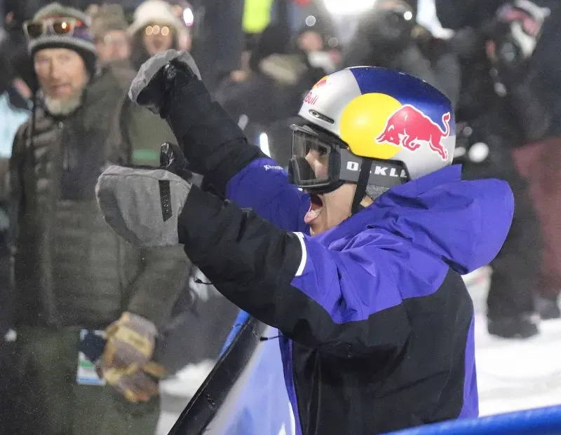 هيروتو أوجيوارا يحتفل بعد تنفيذ حركة التزلج التاريخية 2340 في دورة ألعاب إكس، مع معجبيه في الخلفية.