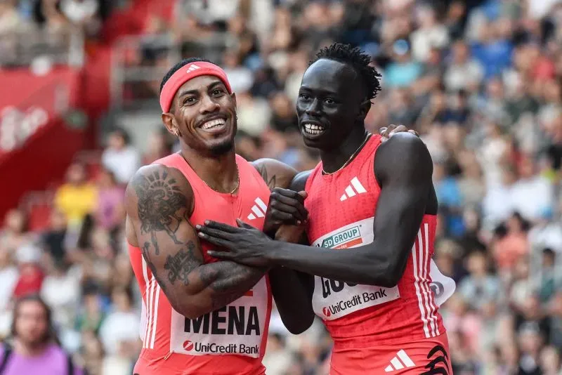 جوت جوت ورينييه مينا يحتفلان بعد سباق 200 متر، حيث حقق جوت رقماً قياسياً جديداً بزمن 20.02 ثانية في أوسترافا.