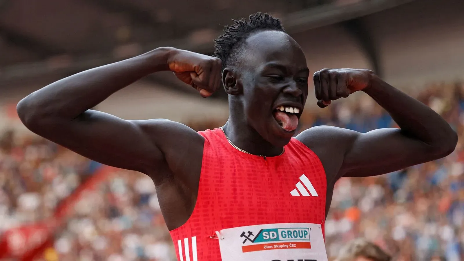 العداء جوت جوت، البالغ من العمر 17 عامًا، يحتفل بعد تحطيم الرقم القياسي الأسترالي في سباق 200 متر بزمن 20.02 ثانية.