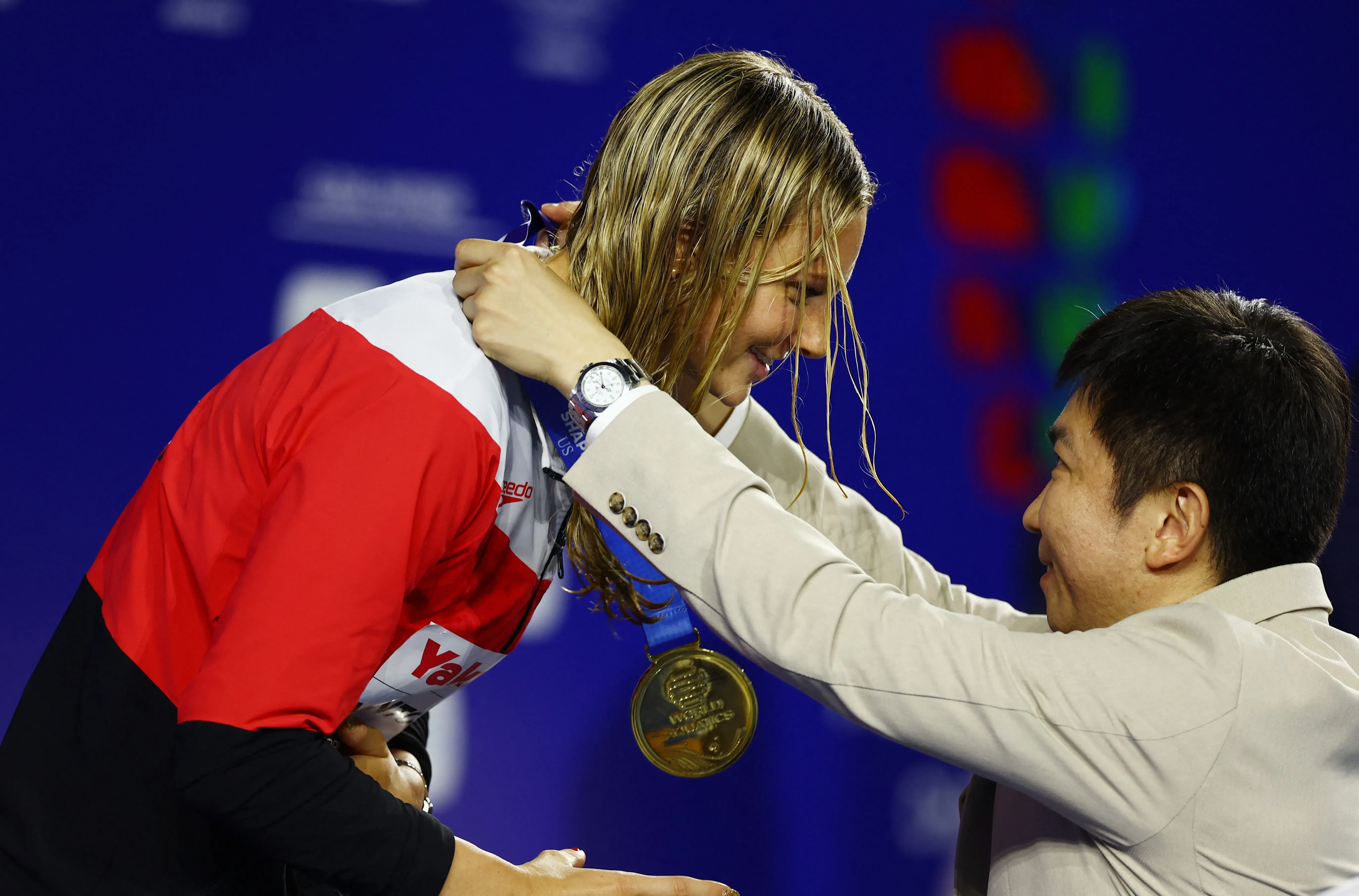 سمر ماكينتوش تتلقى ميدالية ذهبية بعد فوزها في سباق 400 متر حرة، متفوقة على كاتي ليديكي في بطولة العالم للألعاب المائية.