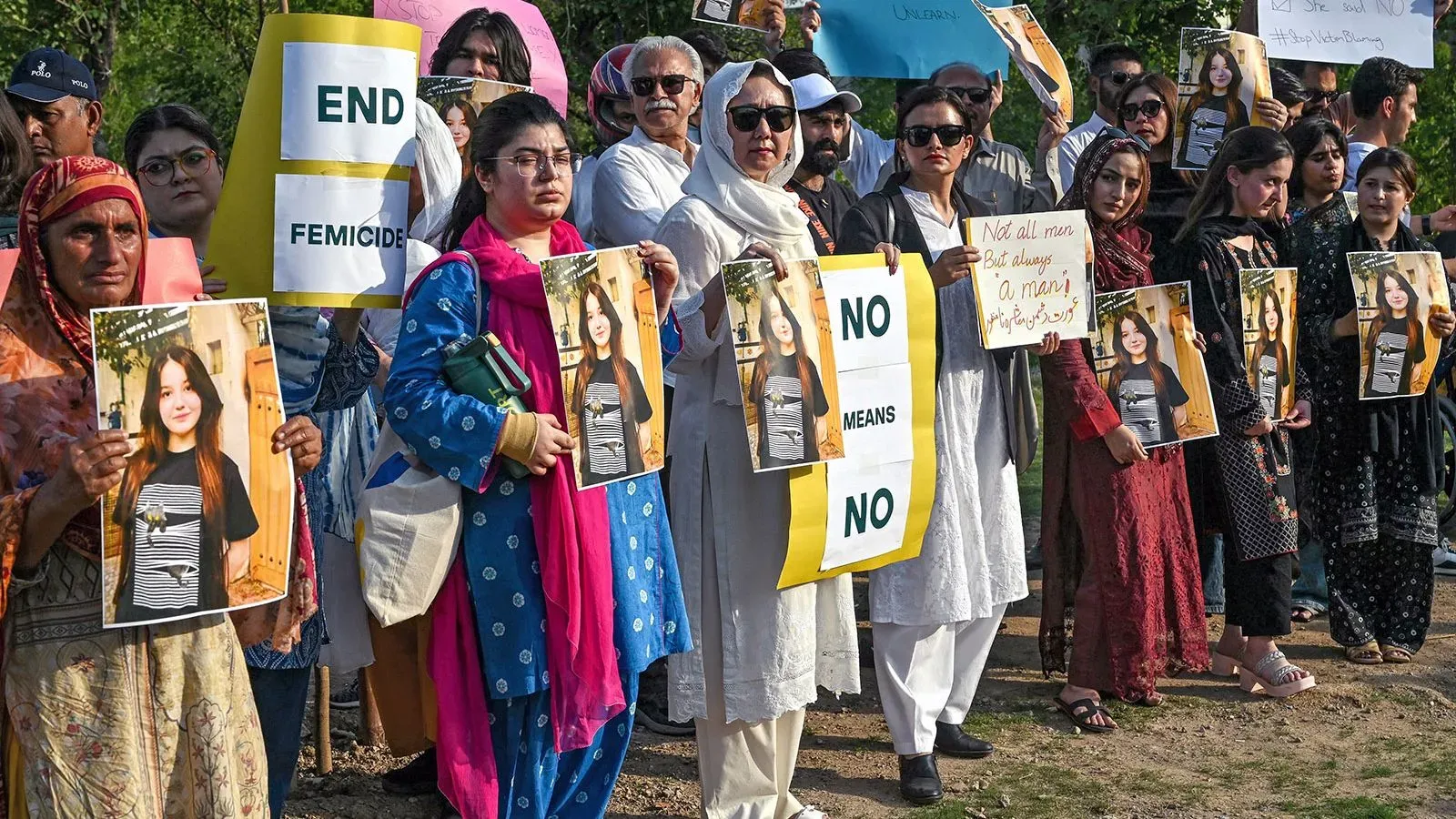 تظاهرة نسائية في باكستان تطالب بإنهاء العنف ضد النساء، حيث يحمل المشاركون لافتات وصور لسناء يوسف، التي قُتلت مؤخرًا.