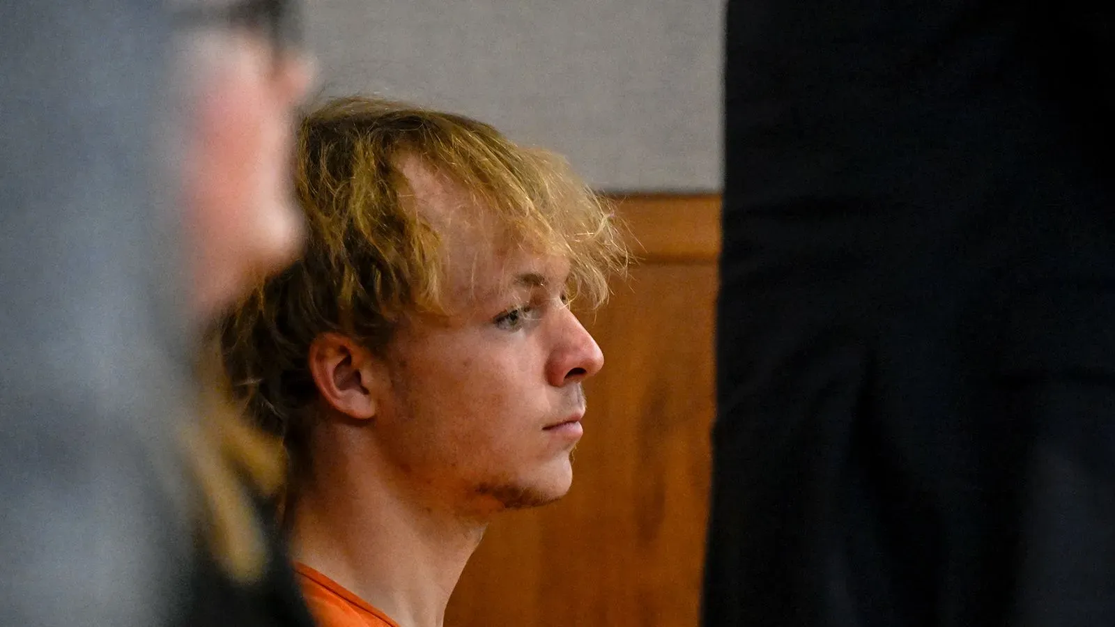 محامي الدفاع عن جوزيف كونيغ في قاعة المحكمة، حيث تم الحكم عليه بتهمة القتل في وفاة أليكسا بارتيل نتيجة إلقاء الحجارة.