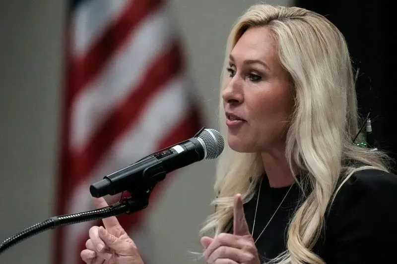 النائبة مارجوري تايلور غرين تتحدث في حدث عام، موجهة انتقادات للناخبين وتسليط الضوء على دعمها لترامب، مع العلم بالاحتجاجات.