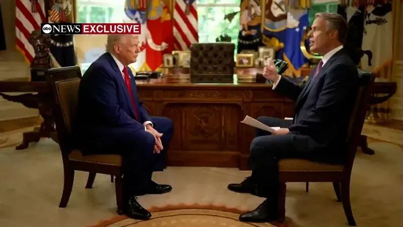 مقابلة حصرية في المكتب البيضاوي مع دونالد ترامب، حيث يتحدث مع مذيع حول قضايا سياسية وإجراءات قانونية متعلقة بالهجرة.