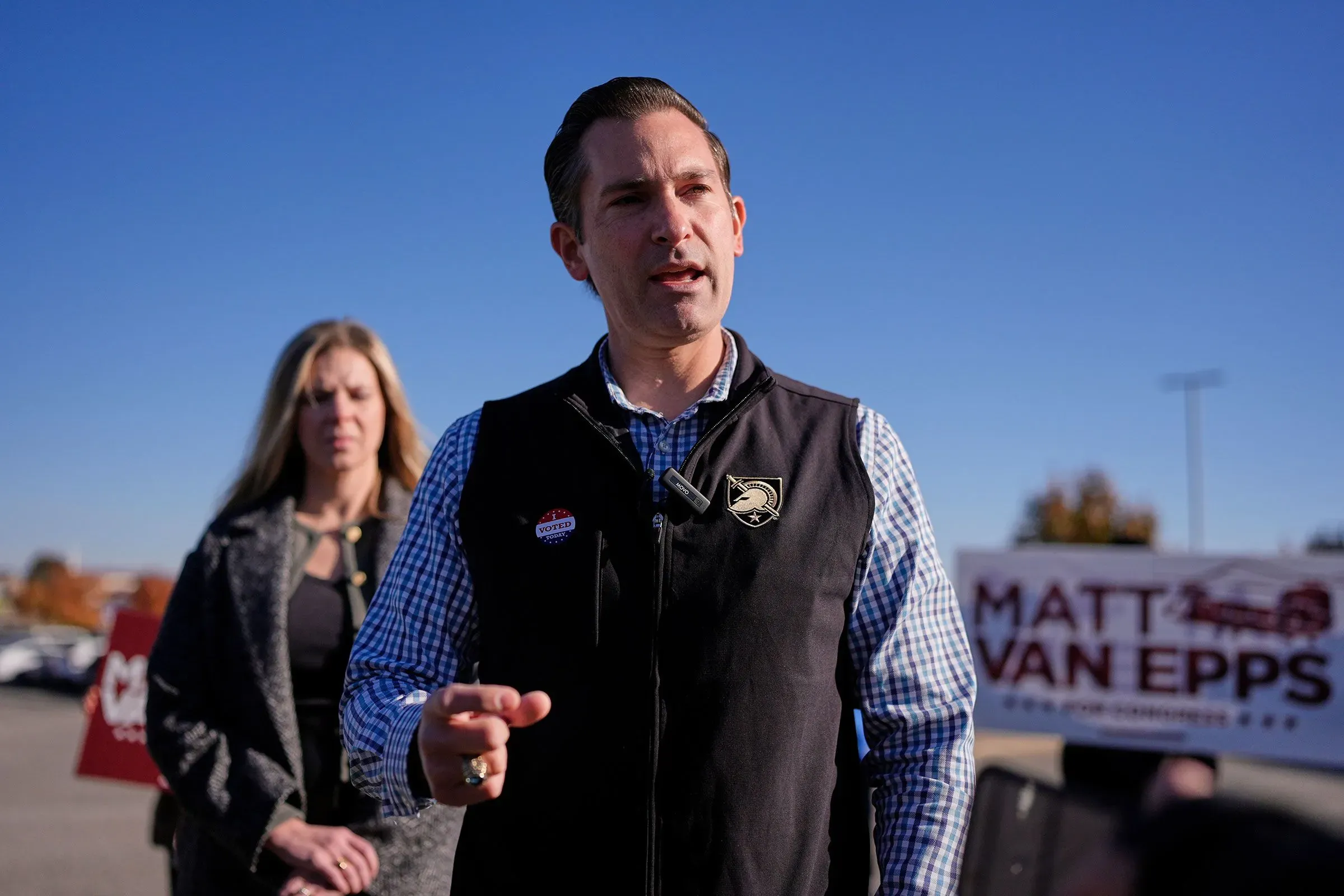 مات فان إيبس، مرشح جمهوري لمجلس النواب في تينيسي، يتحدث خلال فعالية انتخابية، بينما تظهر خلفه لافتة دعائية.